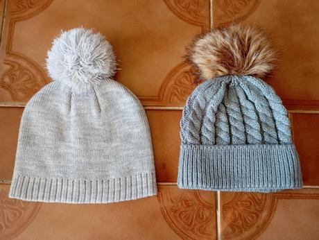 2x pěkné, jako nové, čepičky s bambulkou, na 0,5-1, 74