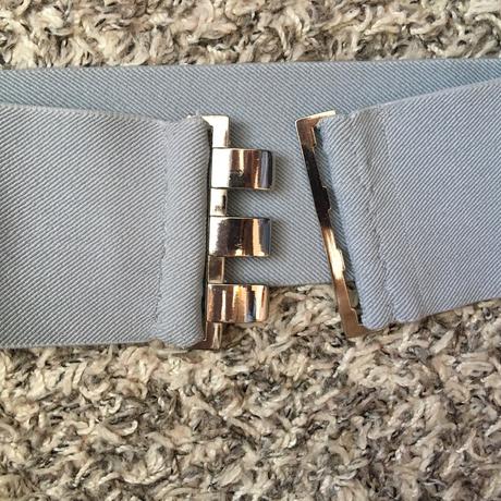 Široký pás s kovovou přezkou, 