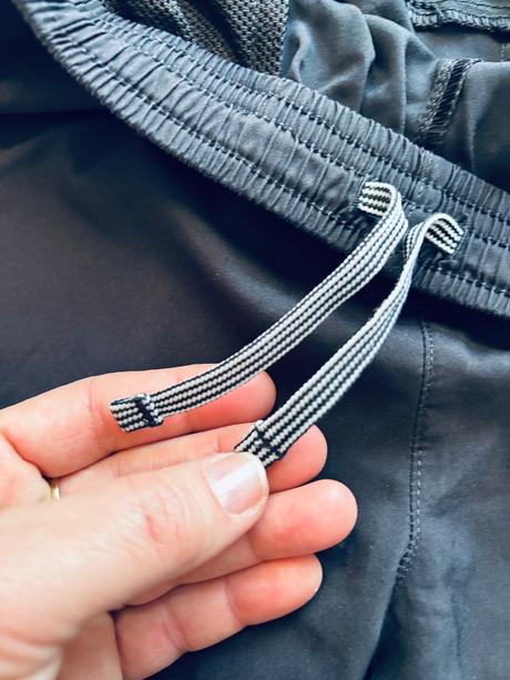 Kraťasy černé značkové - v.cca 7/8 let, 128