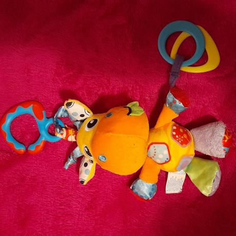 První hračka žirafka žlutá nádherná,