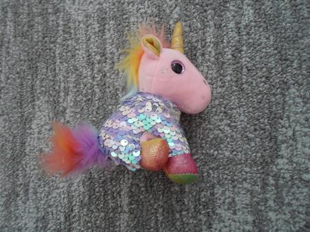 Růžový plyšový jednorožec s flitry,