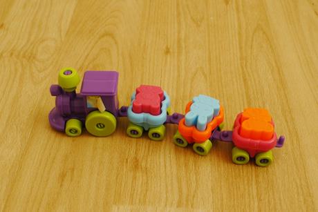 Plastovy vlacek s vagonky,