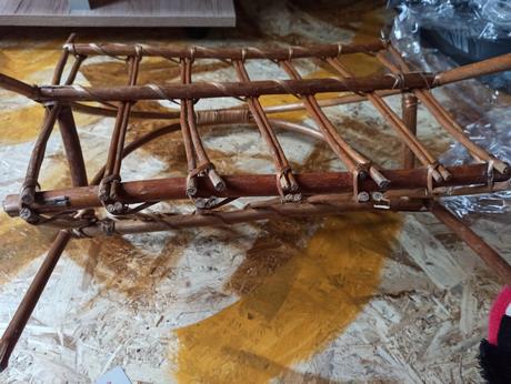 Proutěný stojan na časopisy, 