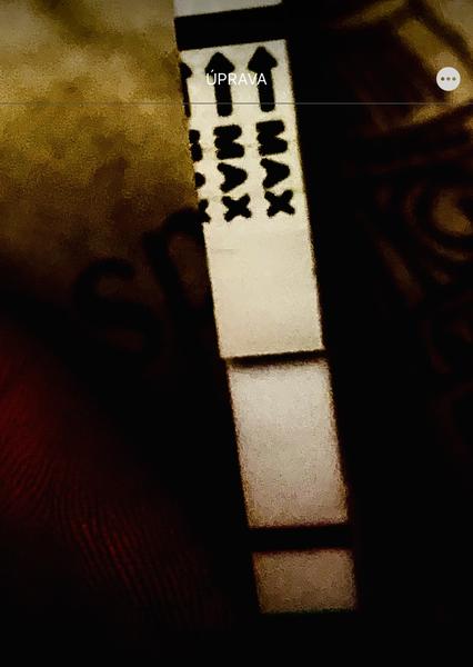 Je tam, nebo tam není /?