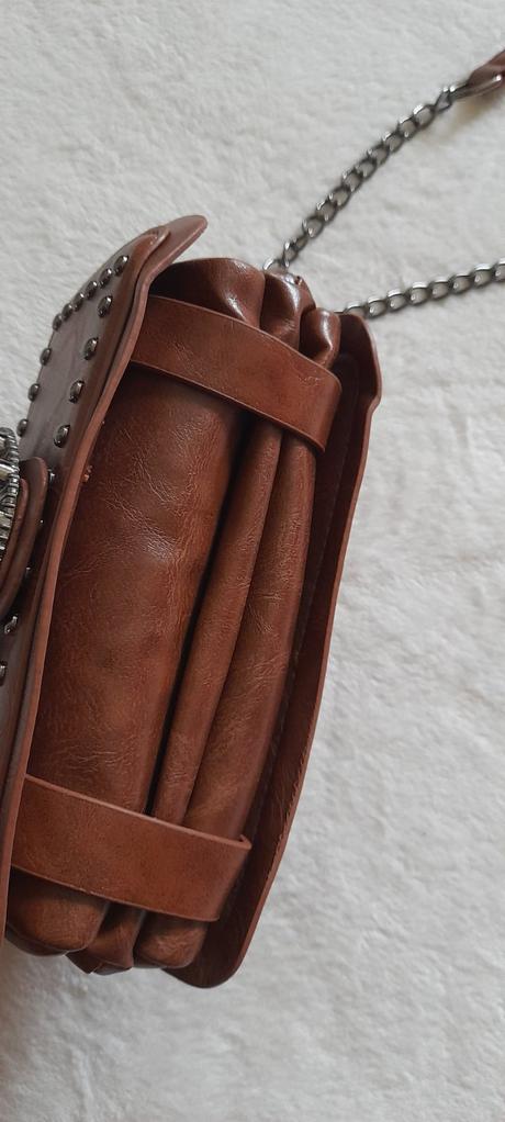 Malá hnědá kabelka crossbody, 