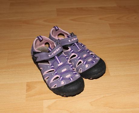 Trekové sandály, 32