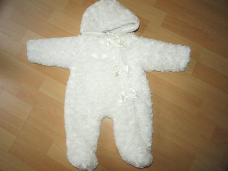 Bílá kombinézka, 74