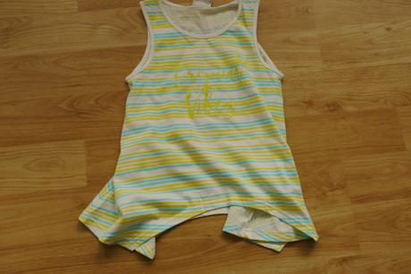 Volny top se zlutymi a zelenymi prouzky vel.134/14, 134