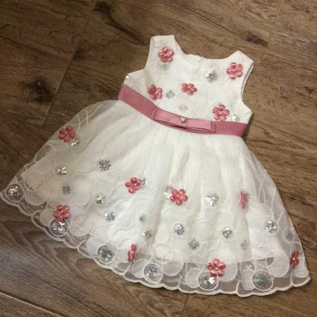 Slavnostní šaty zdobené našitými květinkami, pretty girl,80