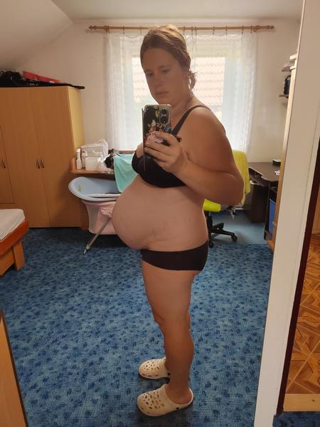 Může silná bolest břicha znamenat začátek porodu?