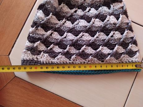 Dívčí háčkovaná čepice,