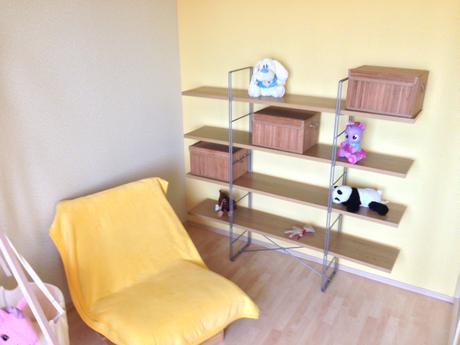 Pokojik pro mimi-kolebka leander,kreslo+policeikea,