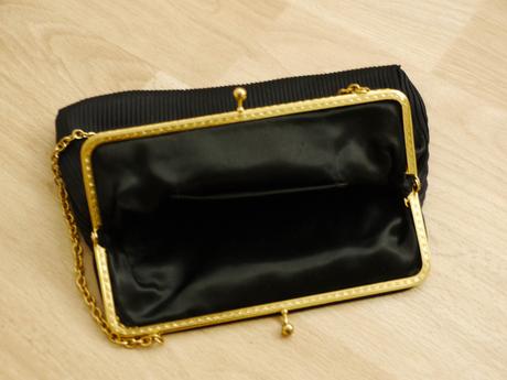 Kabelka na vecer se zlatym retizkem, 