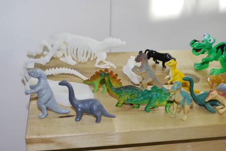17 figurek malych dinosauru + kostra dinosaura,