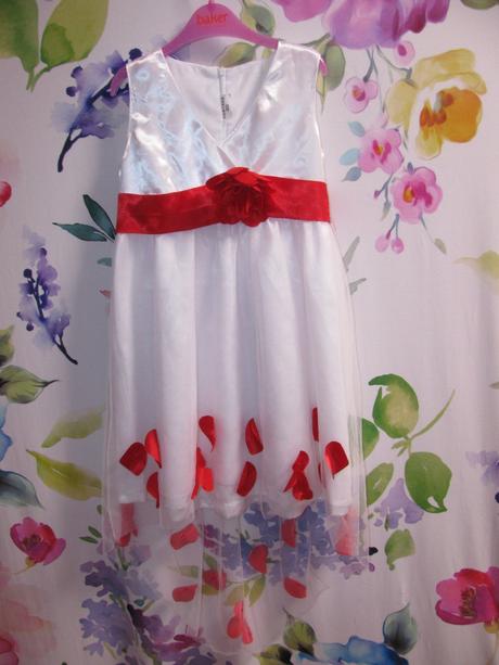 Společenské tylové šaty s okvětnímy lístky růží, 122