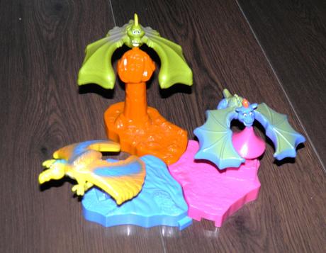 Figurky z mcdonalds z různých pohádek,
