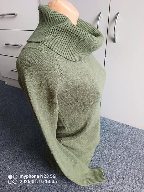 Svetr - rolák zn."extra me tu" vel."l", tu,l