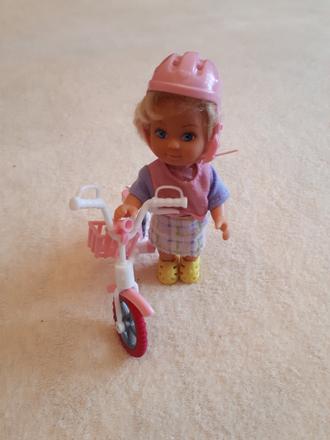 Malá panenka evička s jízdním kolem,