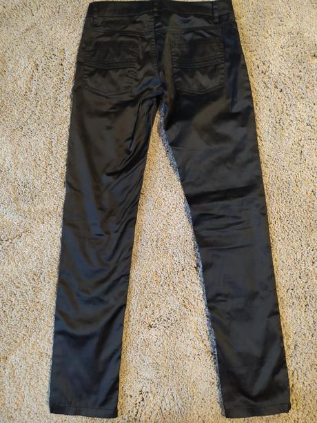 Černé lesklé kalhoty, 152