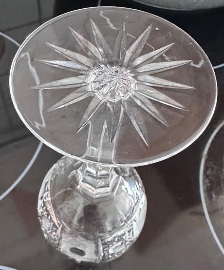 Šest broušených sklenic z křišťálu na víno, 