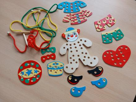 Dřevěná hračka klaun proplétací, 