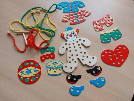 Dřevěná hračka klaun proplétací, 