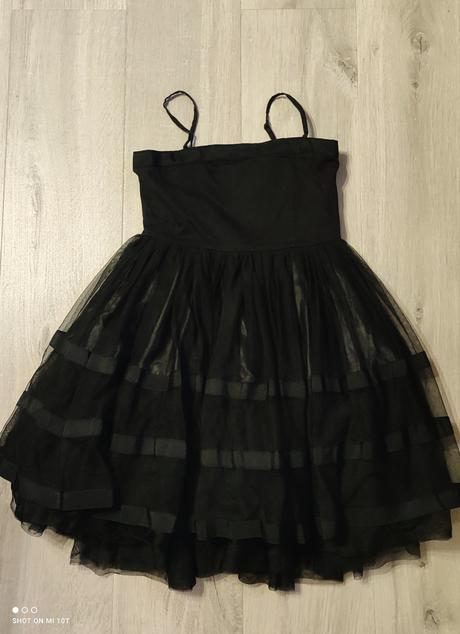 Slavnostní šaty, 146