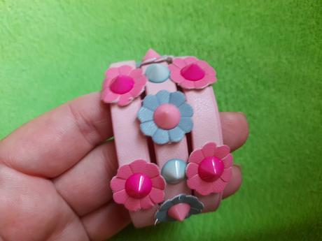 Náramek růžový s květinami na ruku, 