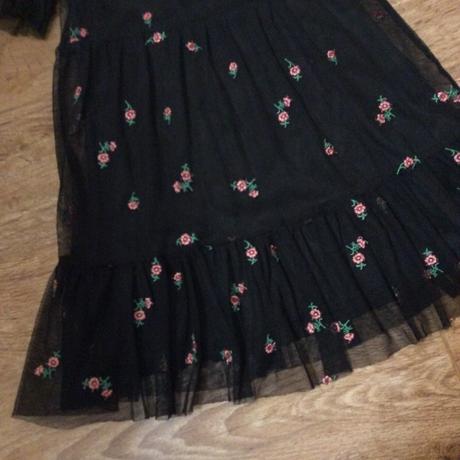 Lehké tylové šaty s vyšívanými květinkami, primark,116