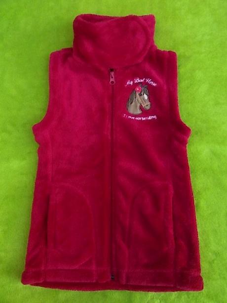 Chlupatková vesta s koněm, c&a,116