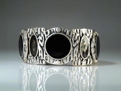 Kovový dámský náramek etno - varianta černý, 