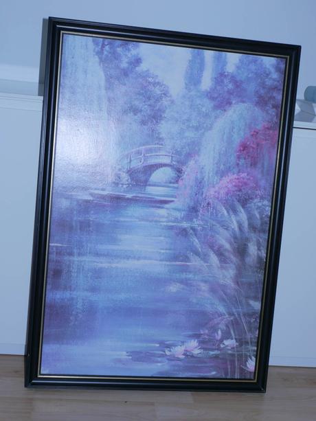 Velky obraz v cernem ramu, 