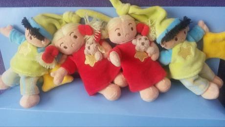 Hrací kolotoč nad postýlku s plyšovými panáčky,