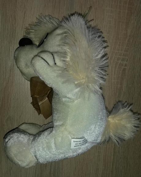 Sedící plyšový pejsek,