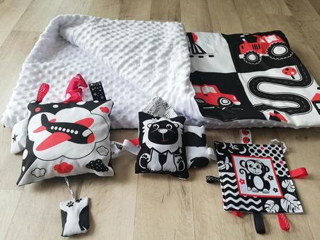Kontrastní deka do kočárku plus hračky, 