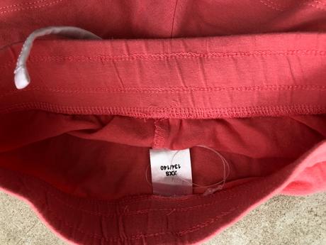 Korálová barva šortky a bílé tilko 134/140, c&a,134