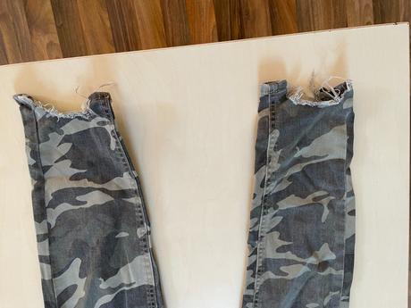Army maskáče džíny s dírami, spíše menším, vel s,, zara,s