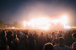 Pustili byste dceru ve 13 letech na festival s kamarádkami?
