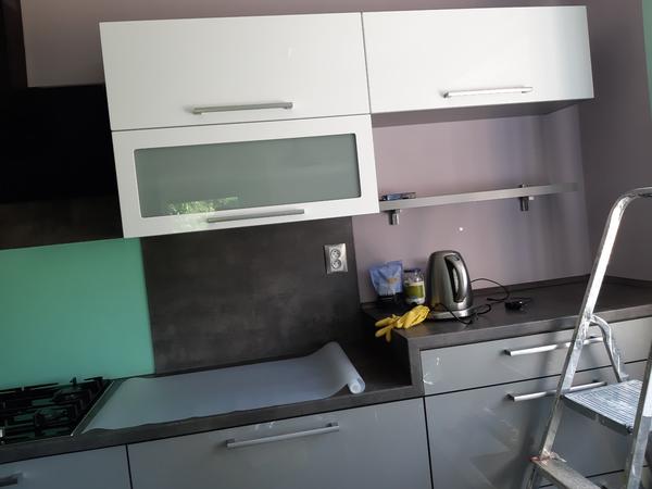 Jak oživit tmavou fialovou kuchyni?