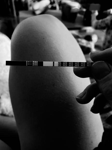 Jsem těhotná? Duch na těhotenském testu při 12DPO.