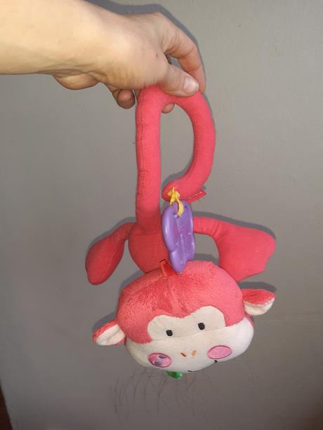 Plyšová opička na kočárek fischer price,