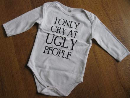 Bílé body s nápisem, 74