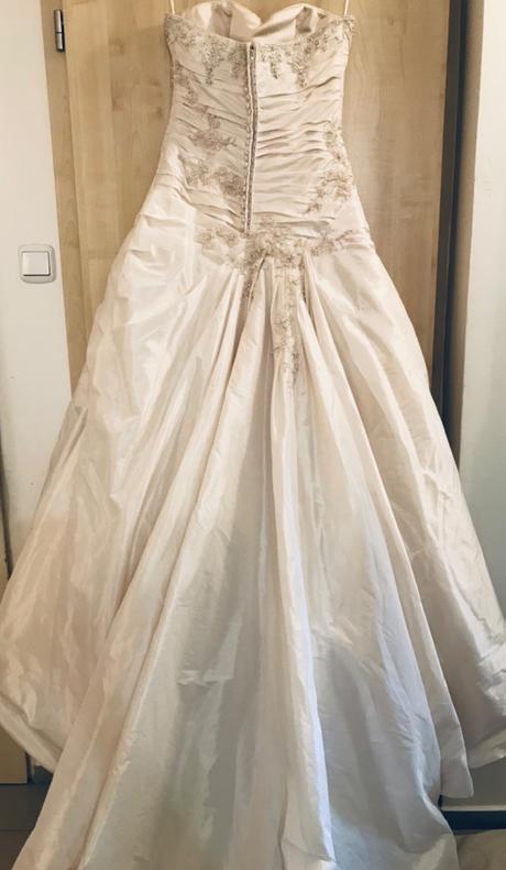 Svatební šaty barvy šampaňské - v.cca 36, s