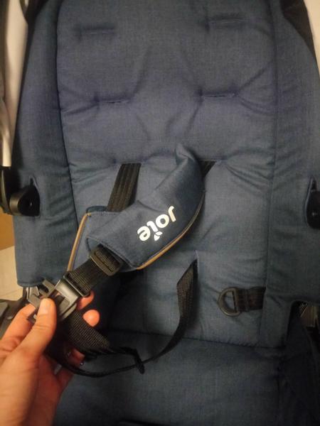 K čemu jsou boční úchyty v sedadle sporťáku Joie Versatrax?