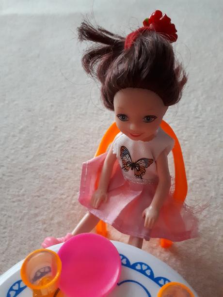 Čtyři panenky/kamarádky se stolečkem a židličkami,