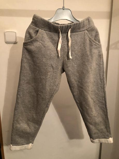 Šedé tepláky s kapsami a tkanicí, 104