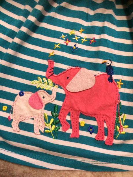 Pruhované šaty se slony, 92