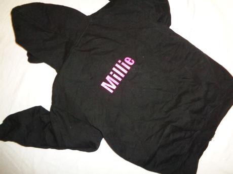 Pěkná černá mikina - svítivé nápisy 164/170, 164