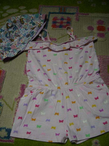Overal se srdíčky hm vel.4-5 let + klobouček, h&m,104