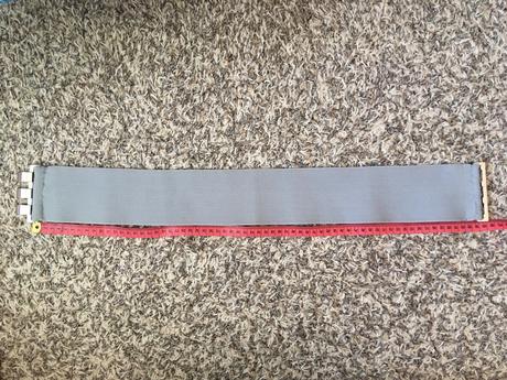 Široký pás s kovovou přezkou, 